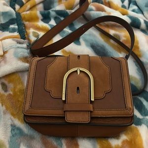 Hey shoppers!! I’m selling a ((Fossil)) bag.